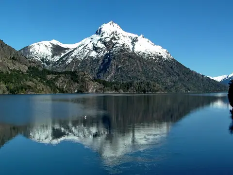 Un cerro nevado se refleja en el lago Nahuel Huapi, cerca de Bariloche, en la Patagonia argentina