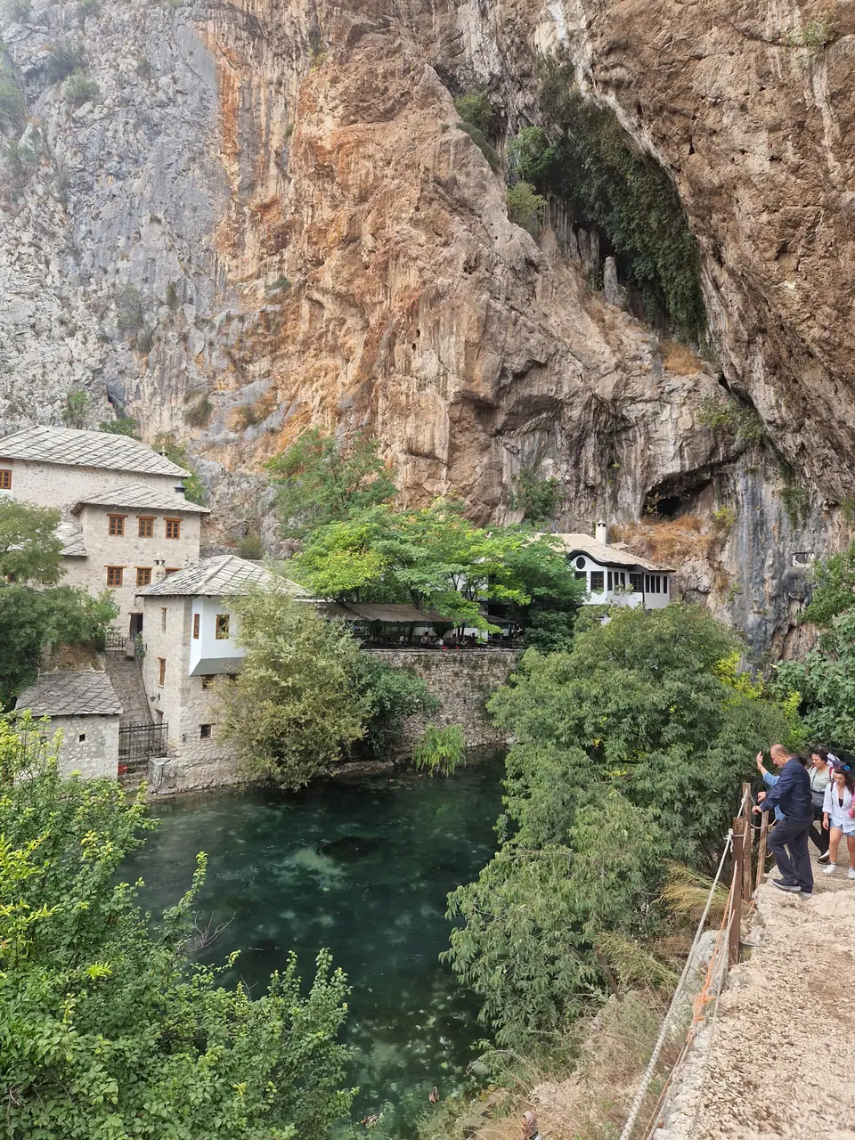 Tekija de Blagaj junto al manantial del río Buna, Bosnia y Herzegovina