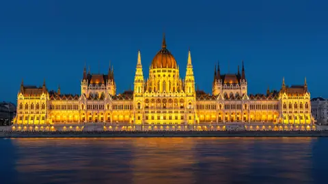 El Parlamento húngaro junto al Danubio, en Budapest, al atardecer
