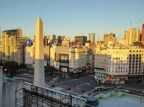 El Obelisco de Buenos Aires y el horizonte de la ciudad al atardecer, visto desde Diagonal Norte