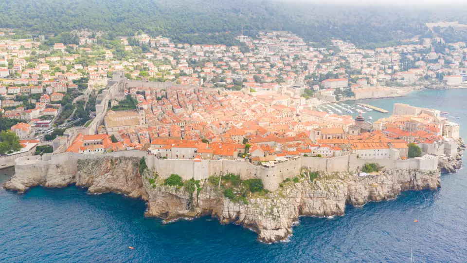 Vista aérea del casco antiguo amurallado de Dubrovnik, sobre el mar Adriático