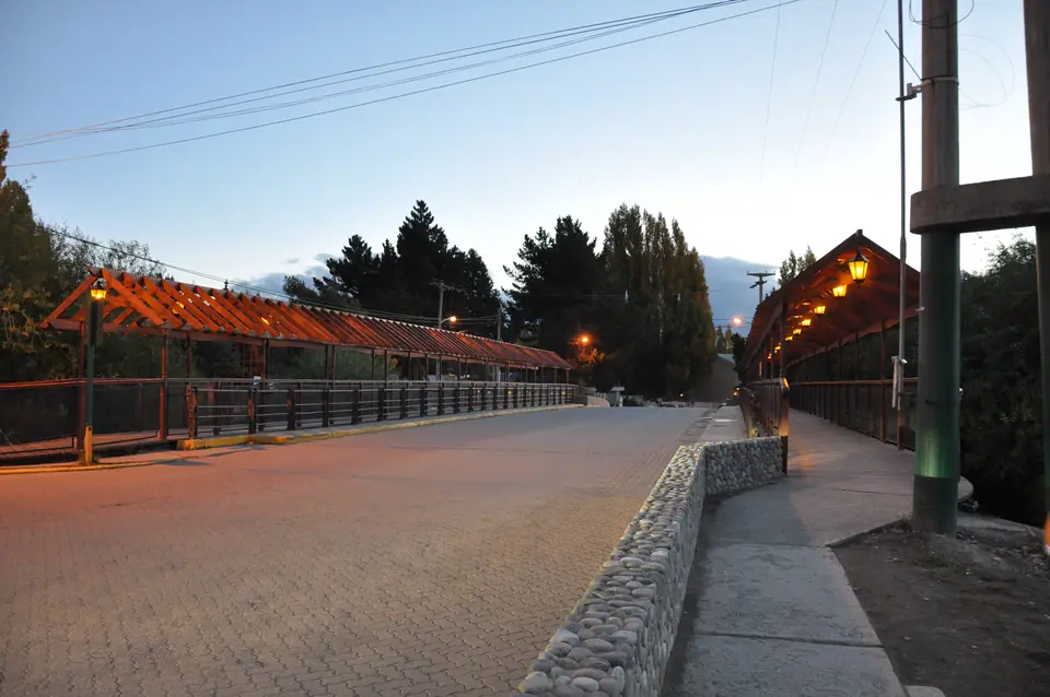 Paseo peatonal en El Calafate al atardecer, Patagonia argentina