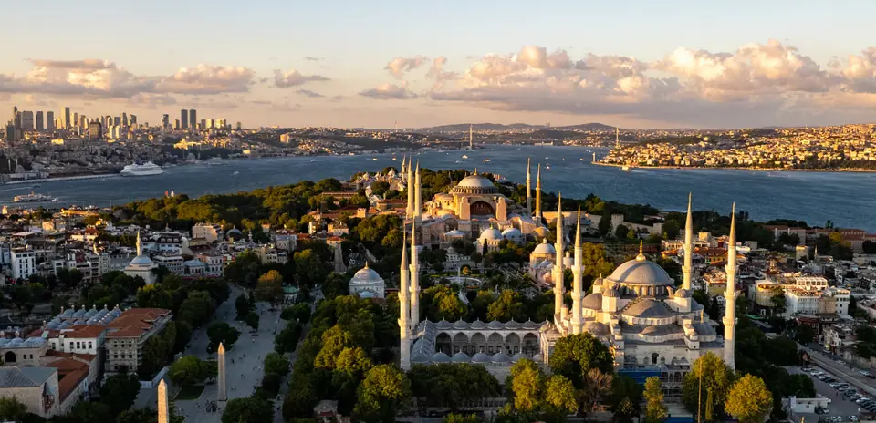 Vista panorámica de Estambul con el Bósforo y las mezquitas de la península histórica al atardecer