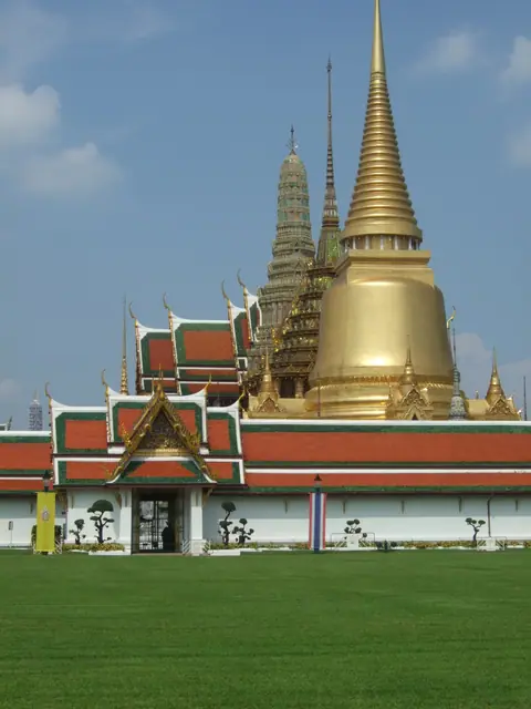 El Gran Palacio de Bangkok, con sus techos dorados, en un día soleado