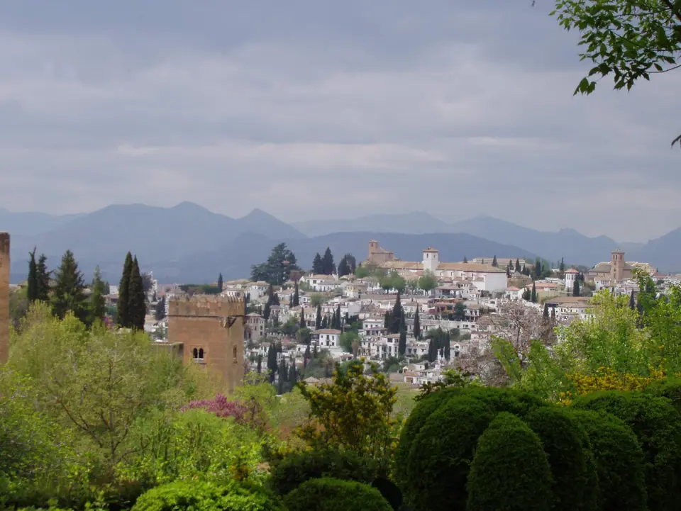 Vista general de Granada con la Alhambra y Sierra Nevada al fondo