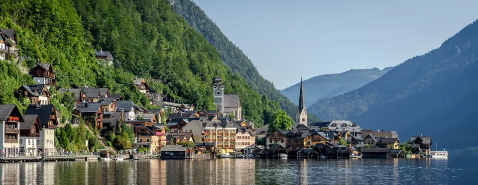 Vista clásica de Hallstatt y su iglesia desde el lago