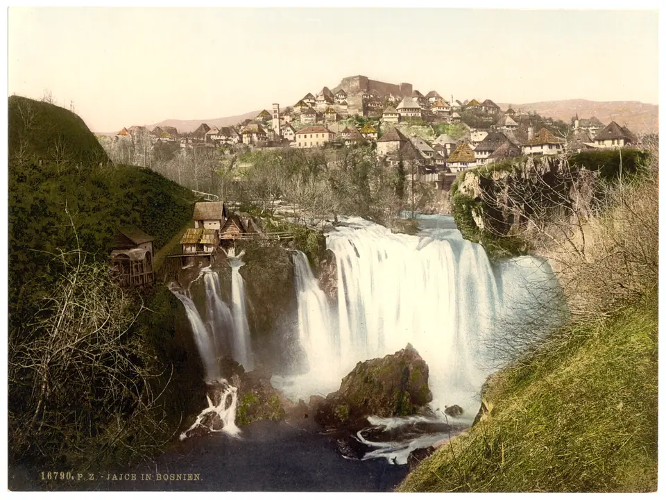 Vista histórica de Jajce, con su cascada en el centro de la ciudad, Bosnia y Herzegovina