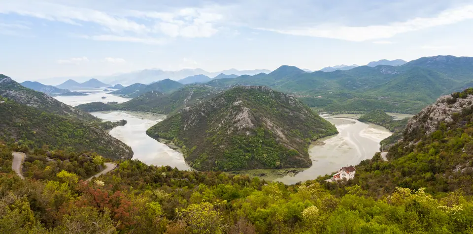 Vista panorámica del lago Skadar, Montenegro