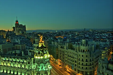 Edificio Metrópolis y los tejados de Madrid al atardecer, vistos desde el Círculo de Bellas Artes