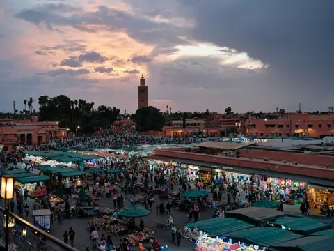 La plaza Jemaa el-Fnaa de Marrakech al atardecer, con la torre de la mezquita Koutoubia al fondo