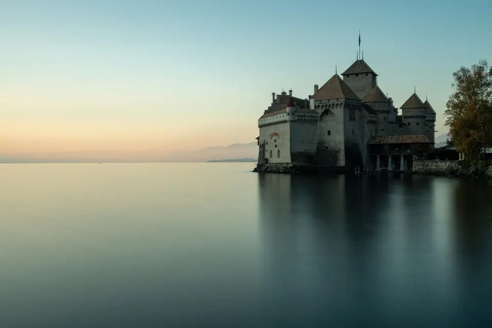 El castillo de Chillon a orillas del lago Lemán en Montreux, al atardecer