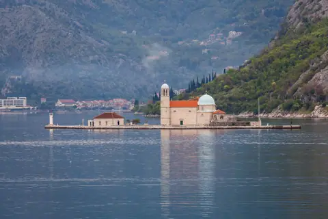 Isla de Nuestra Señora de las Rocas frente a Perast, bahía de Kotor, Montenegro