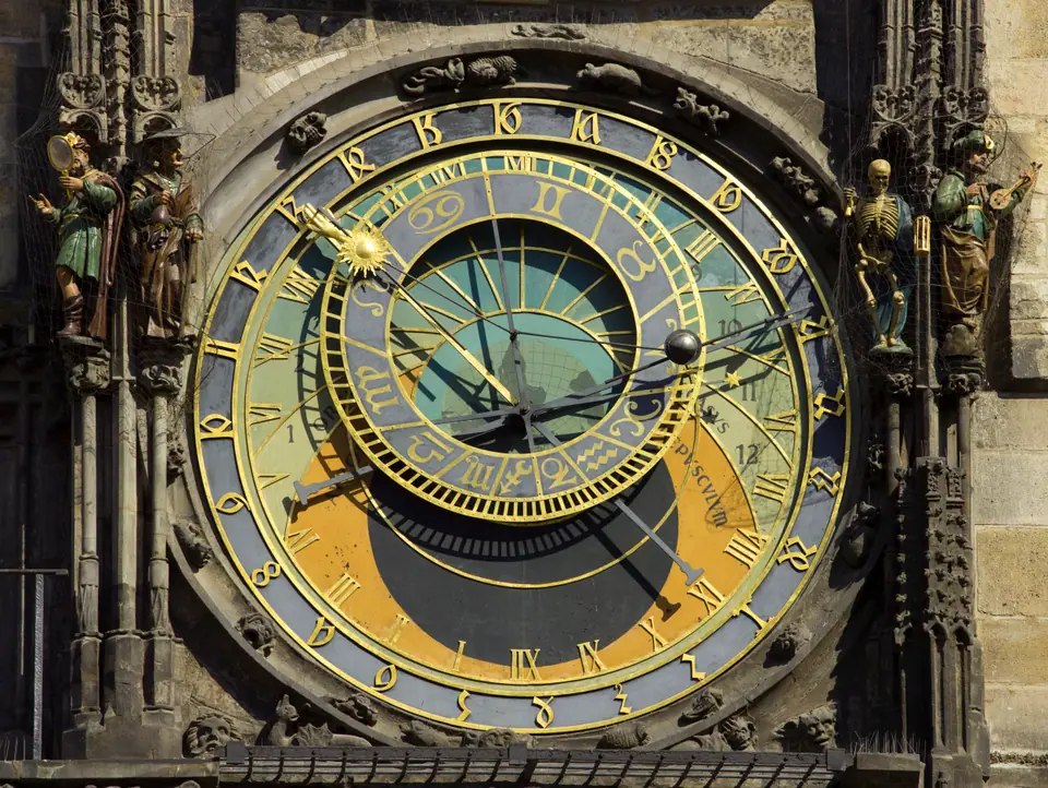 Detalle del reloj astronómico medieval en la Ciudad Vieja de Praga