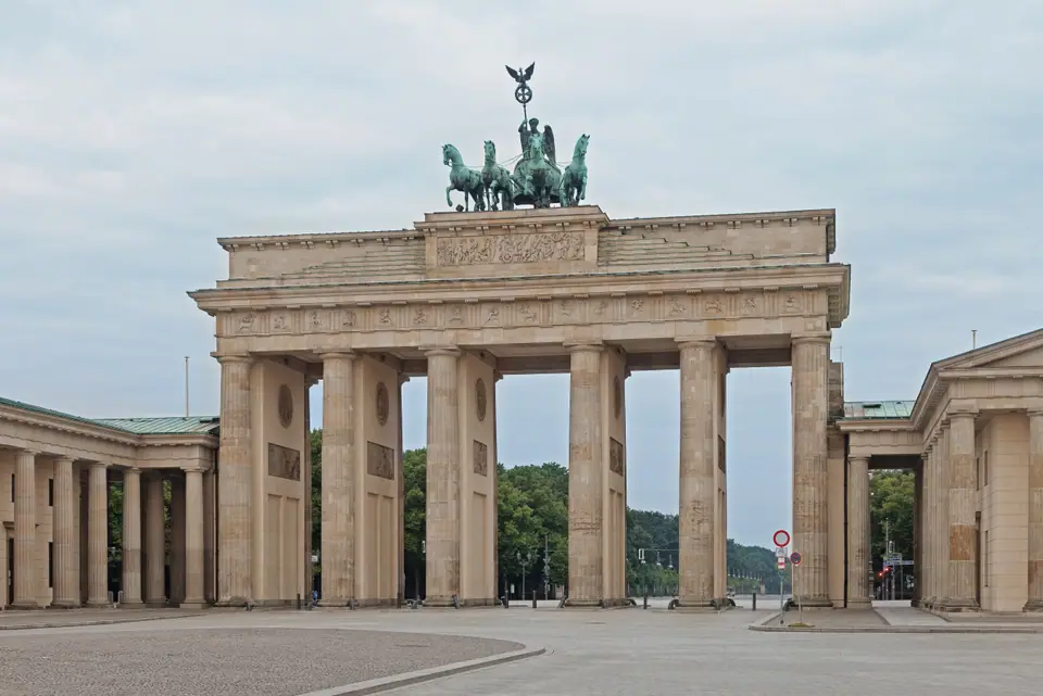 La Puerta de Brandeburgo en Berlín, al amanecer