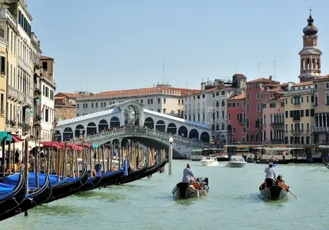 El puente de Rialto y góndolas en el Gran Canal de Venecia