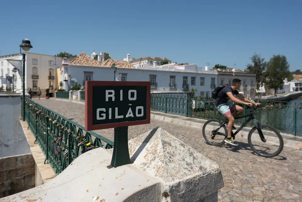 Puente sobre el río Gilão en Tavira