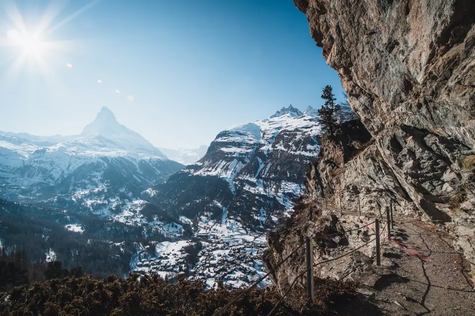 El Matterhorn nevado sobre el pueblo de Zermatt